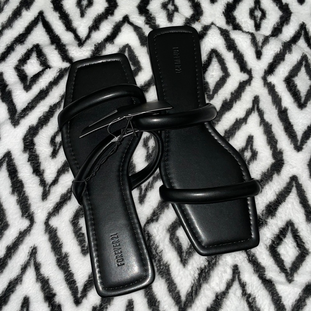 NWT Forever 21 Flat Sandals black 7.5